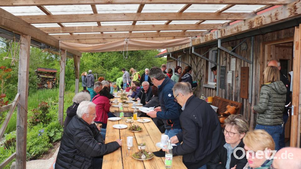 Viele ließen es sich danach noch auf der frisch gepflasterten und überdachten Terrasse bei Kaffee und Kuchen gut gehen. Dies war ein kleiner Vorgeschmack auf die Gartlerstammtische ab Juni. Bild: rpp