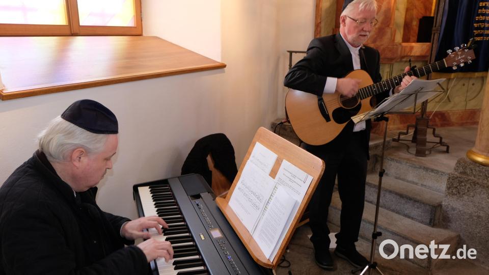 Pfarrer Wilfried Römischer (Gitarre und Gesang) und Kantor Andreas Kunz (E-Piano) bei ihren musikalischen Darbietungen, die der Feierstunde eine besondere Note verleihen. Bild: le