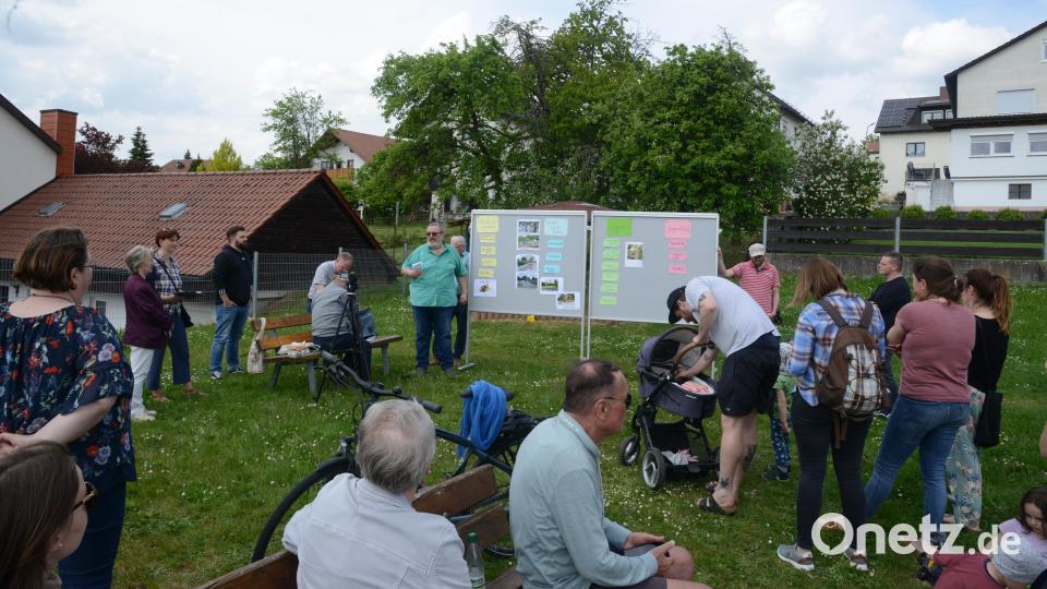 Einige Eltern finden sich an der Rastenhofener Straße ein, um mit Bürgermeister und Stadtratsmitgliedern über die Neugestaltung der Spielplätze im Stadtgebiet zu sprechen. Bild: bey