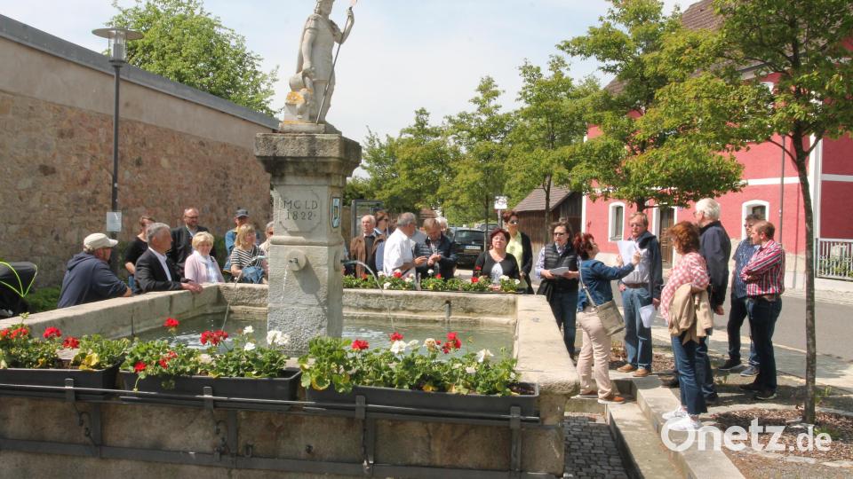 Viel zu erzählen gibt es unter anderem am Floriansbrunnen. Bild: pi