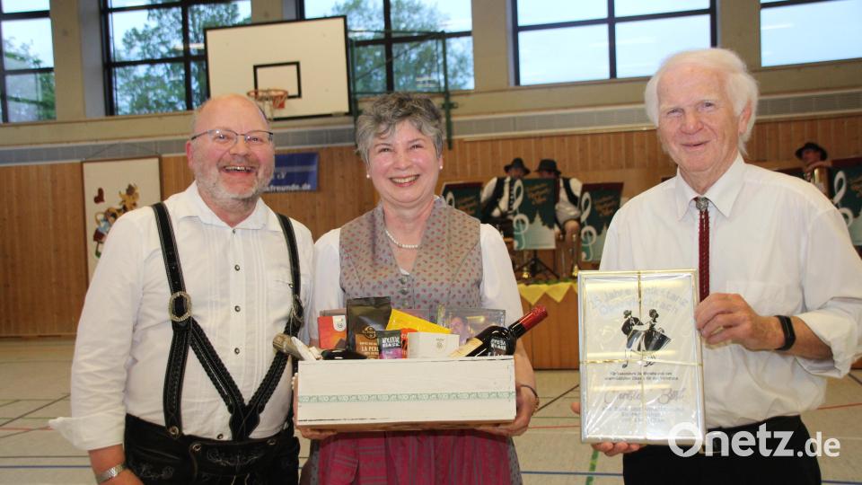 Der Vorsitzende der Oberpfälzer Volksmusikfreunde im Landkreis Cham, Hans Ederer (rechts) und der Geschäftsführer der Oberpfälzer Volksmusikfreunde, Andreas Zwicknagl (links) waren zum Gratulieren gekommen und dankten in einem kurz „offiziellen Teil“ Christa Bösl mit einem Präsent und einer Urkunde dafür, dass sie den OGV-Volkstanzkreis über 25 Jahre hinweg geführt und geformt hat. Bild: frd
