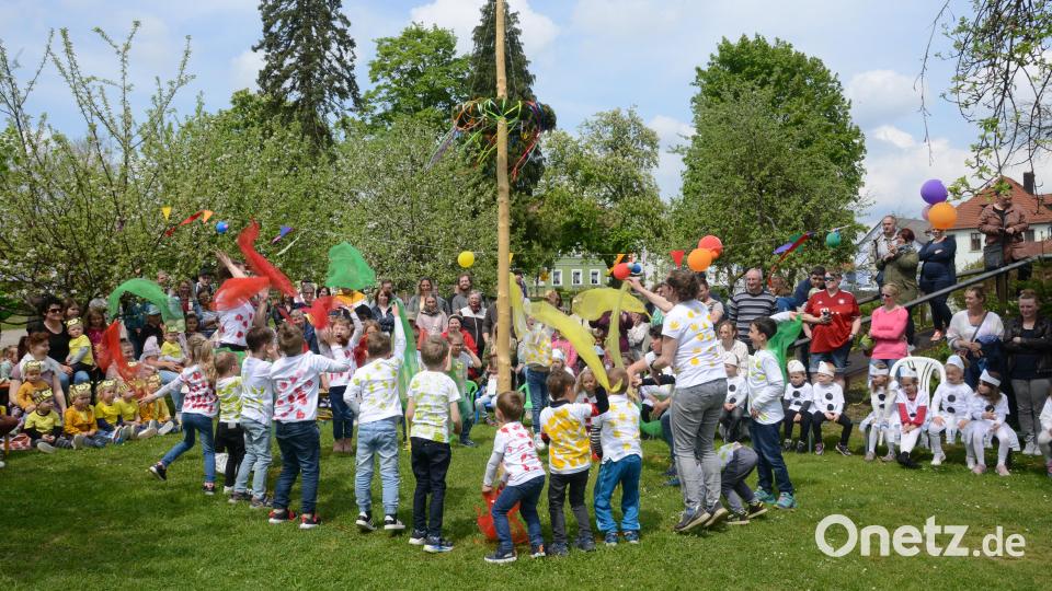 Wenn der Herbst kommt, fallen die Blätter von den Bäumen. Symbolisch fielen hier große bunte Blätter vom Himmel. Bild: bey