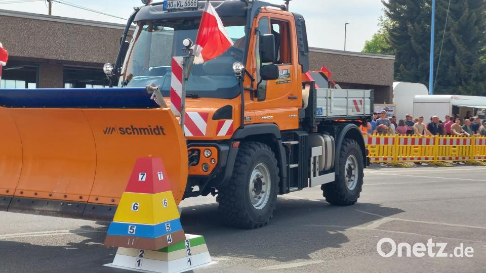 Mit dem Räumschild musste der Schneepflugfahrer die obersten vier Klötze der Pyramide abräumen. Bild: fph