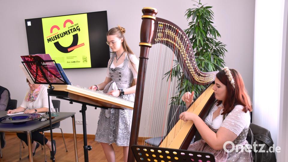 Elisa Ertl (rechts) und Julia Gleißner begleiteten die Lesung mit Harfen- und Hackbrettmusik. Bild: ubb