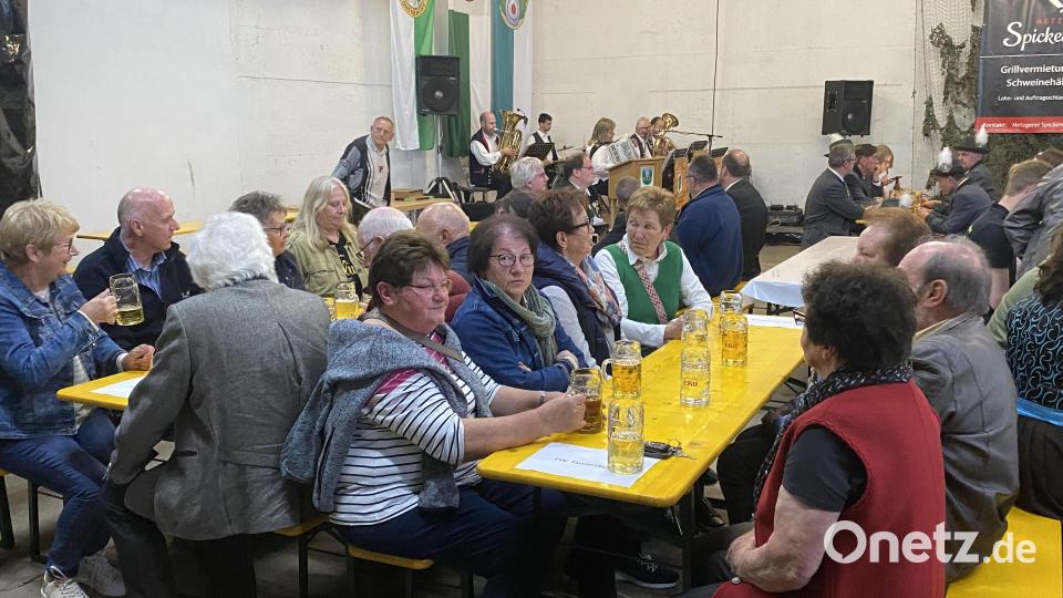 Die Blaskapelle Sedmihorka sorgt für Stimmung in der Festhalle. Bild: Josef Glas
