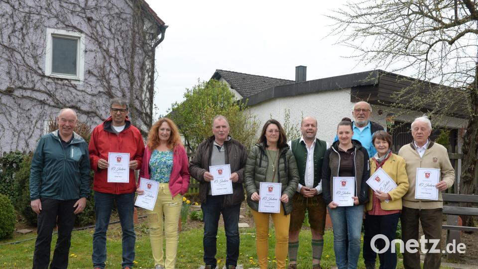 Langjährige Mitglieder des HKV Köfering werden geehrt. Vorsitzender Josef Vogl (Fünfter von rechts) und Bürgermeister Roland Strehl (links) gratulieren. Bild: Andreas Brückmann