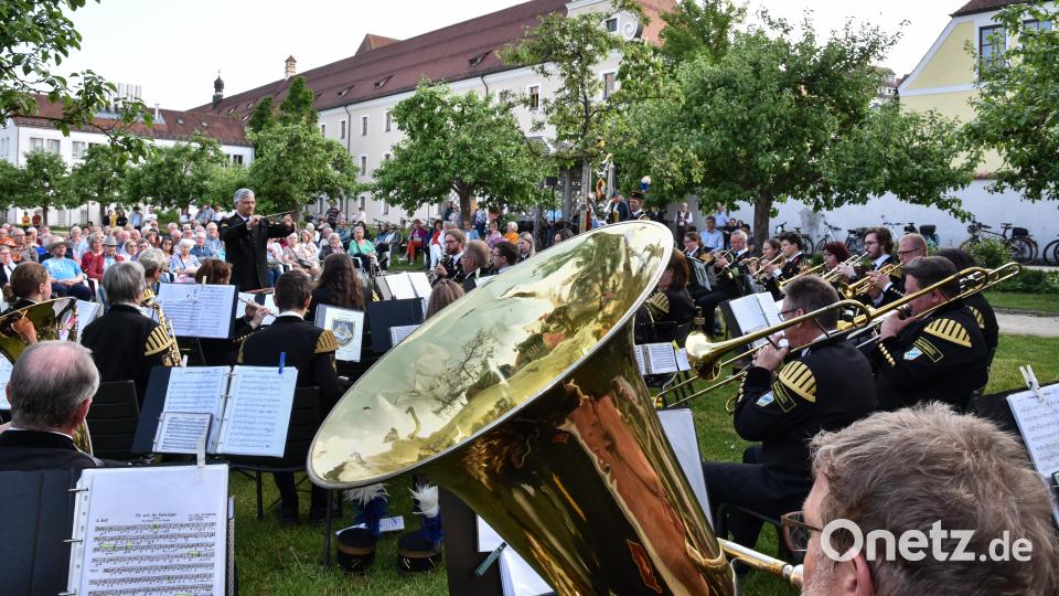 Die Eröffnung der Sonntagsserenaden 2023 mit der Knappschaftskapelle Amberg im Maltesergarten war ein tolles Ereignis mit vielen Zuhörern. Bild: Stephan Huber