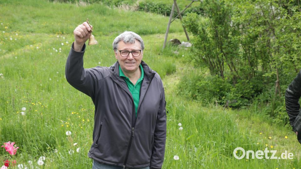 Vorsitzender Josef Häckl freute sich über den regen Besuch bei der Pflanzentauschbörse. Mit der Glocke läutete er die Pflanzentauschbörse ein.
Er stellte den Verein und seine Tätigkeiten, sowie den Vereinsgarten mit seinen Besonderheiten vor. Erst danach durften die Pflanzen mitgenommen werden. Bild: rpp