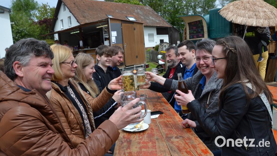 Auch die Kegler stießen zum guten Gelingen an. Bild: gi
