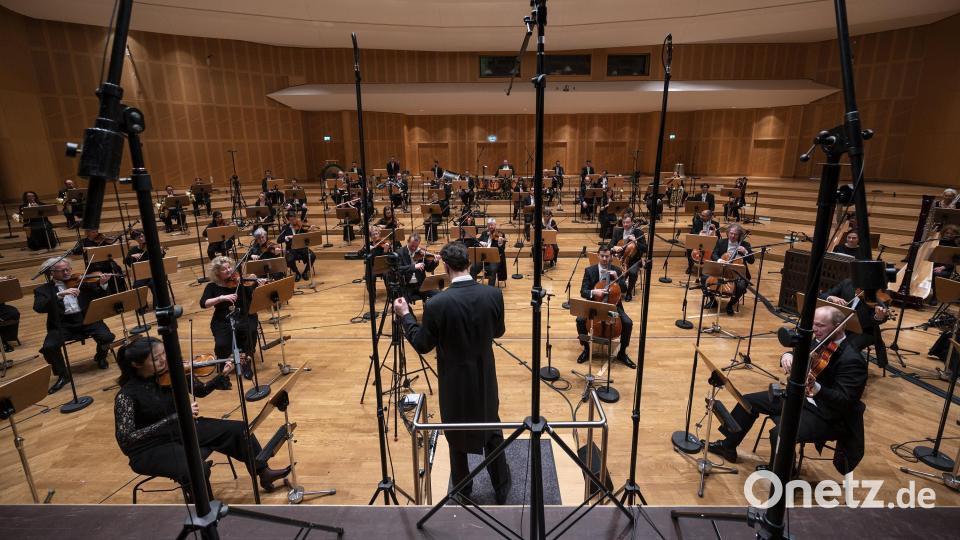Virtual Reality versetzt das Publikum mitten in die Augsburger Philharmoniker. Bild: Jan-Pieter Fuhr/exb