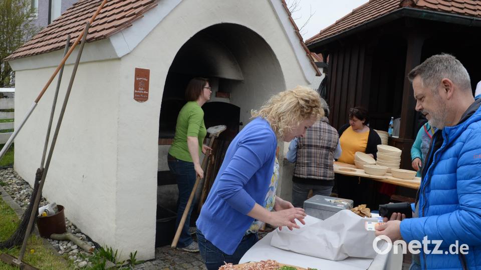 Zwiebelkuchen, Brote, Hefezöpfe, heiß aus dem Backofen, gibt es beim Familienfest in Köfering. Bild: Andreas Brückmann