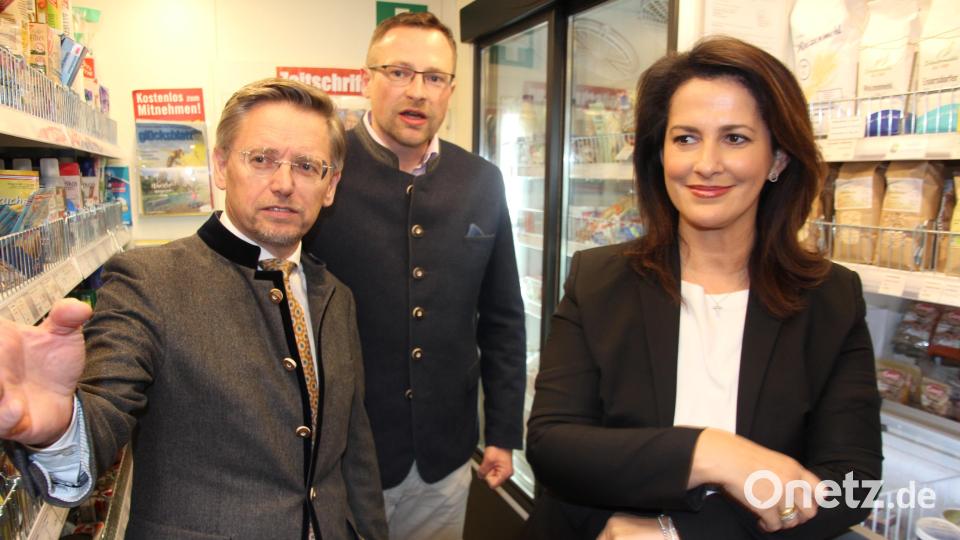 Gemeinsam mit MdL Tobias Reiß (links) besuchte Landwirtschaftsministerin Michaela Kaniber den Mobilen Dorfladen der Steinwald-Allianz und zeigte sich beeindruckt. Martin Schmid, Geschäftsführer der Steinwald-Allianz (Mitte) zeigte die Einrichtung. Bild: kro