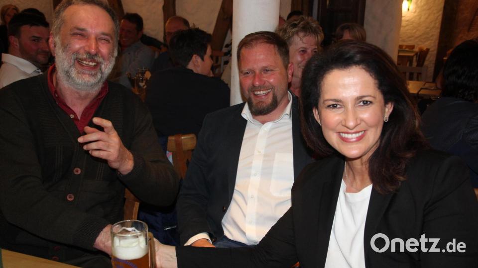 Per Handschlag besiegelten Helmut Übelacker (links) und Ministerin Michaela Kaniber, dass sie ihn auf seinem Hof in Groppenheim besucht. Stellvertretender BBV-Kreisobmann Hubert Schicker war Zeuge. Bild: kro