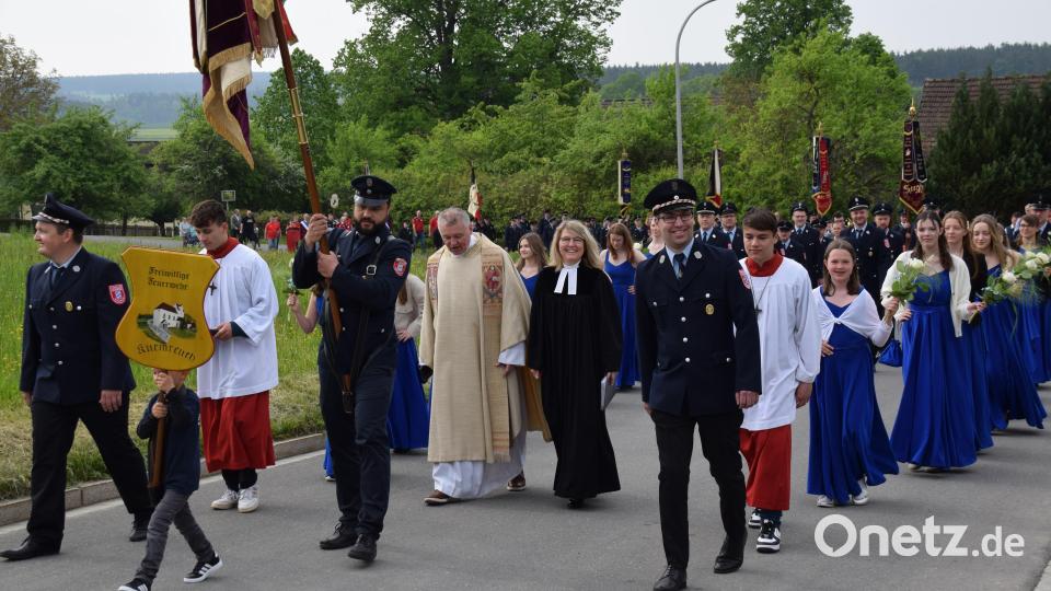 In einem langen Festzug ging es zur Kirche St. Laurentius in Kürmreuth. Bild: wku