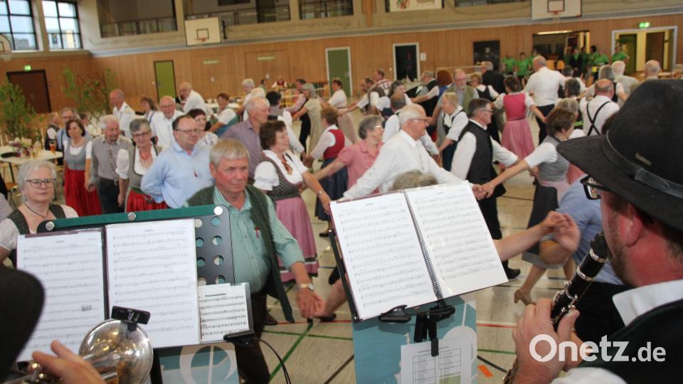 Die „Vöichtacher Rucksackmusi“ (vorne) spielte zum Tanz auf. Die Volkstänzer waren über den ganzen Abend hinweg in ihrem Element. Bild: frd