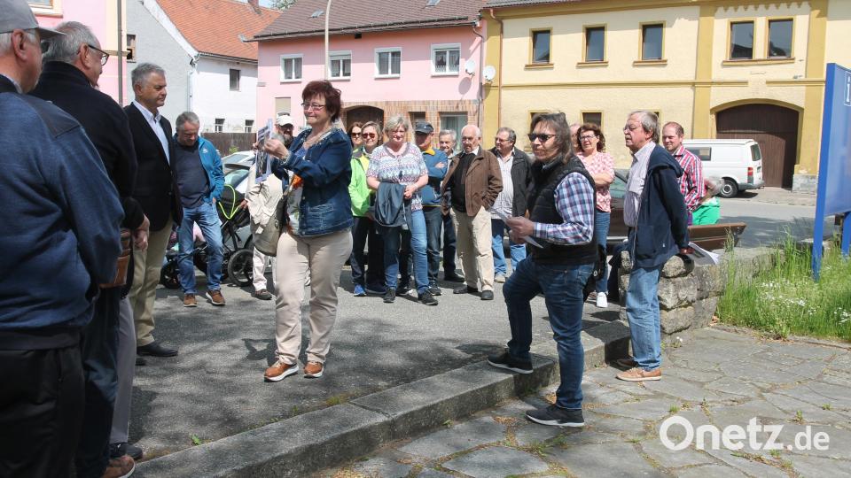 Andreas Ringholz (vorne, mit Konzept), Richard Wölfel (rechts daneben) und Maria Herrmann-Preßl (links daneben) präsentieren Waidhauser Geschichten. Bild: pi