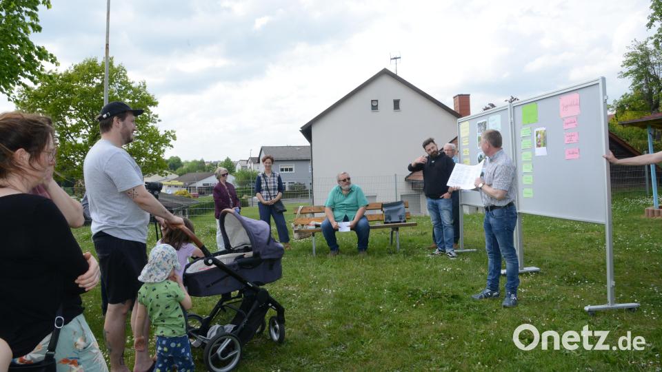 Stadtrat Rainer Hetz, Bürgermeister Sebastian Dippold und Stadtrat Gerhard Steiner (sitzend) stellen am AWO-Spielplatz das Konzept des beauftragten Landschaftsarchitekturbüros zur Gestaltung der Spielplätze vor. Bild: bey