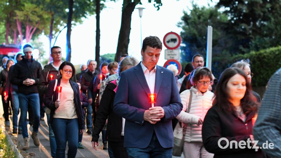 Mit einer Kerze in der Hand erhellen viele Gläubige bei der Lichterprozession in Neustadt/WN den Zug durch die Felixallee. Bild: Gabi Schönberger