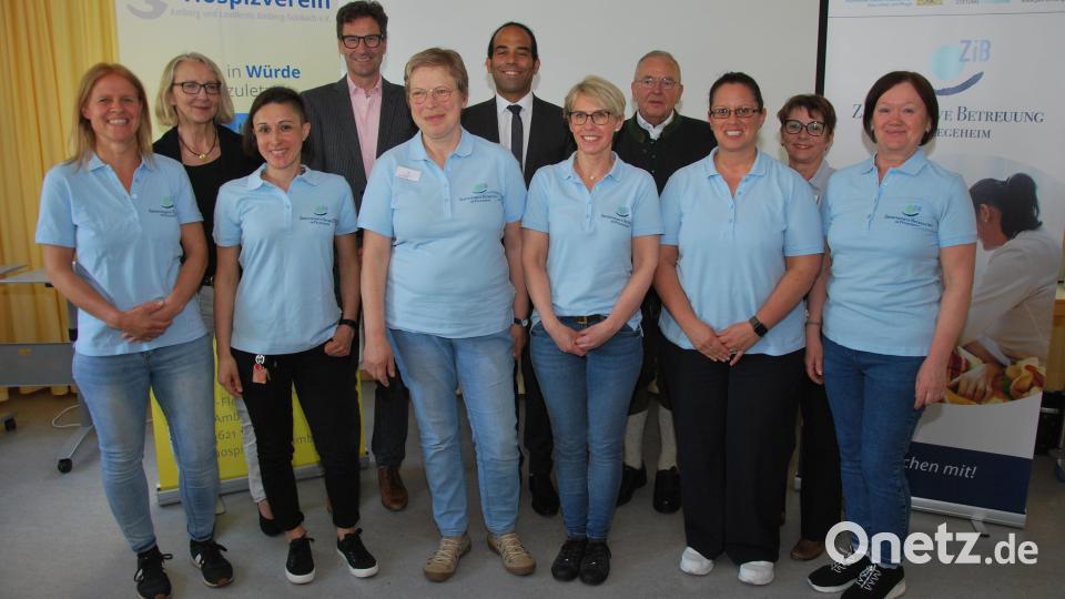 Die Macher des ZiB-Projekts in den drei Pflegeeinrichtungen in der Region sind stolz auf die sechs ZiB-Pflegekräfte (vorne). Hinten von links: Angela Rademacher (Geschäftsführerin der Stiftung), Marcus Hecke (Regionalkoordinator der Stiftung), Dr. Frank Dodoo-Schittko (Bayerisches Gesundheitsministerium), Georg Fröhler (Vorsitzender Hospizverein Amberg-Sulzbach), Angela Hering (Koordinatorin Hospizverein Amberg-Sulzbach). Bild: gsp