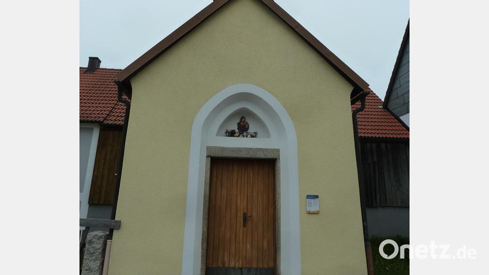 Frisch renoviert lädt die Marienkapelle in Hermannsreuth nun wieder zum Innehalten und zum kurzen Verweilen ein. Bild: bir