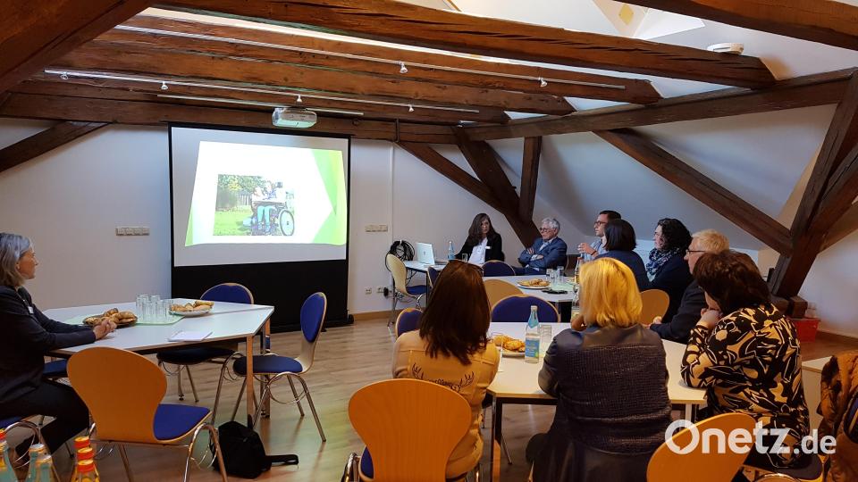Informationsabend im Dachgeschoss des Berufsbildungszentrums Erbendorf mit (hinten, links) stellvertretender Schulleiterin der Heilerziehungspflegefachschule Ursula Siller sowie (vorne, links) Schulleiterin der Pflegefachschule Beatrix Kempf. Bild: ban