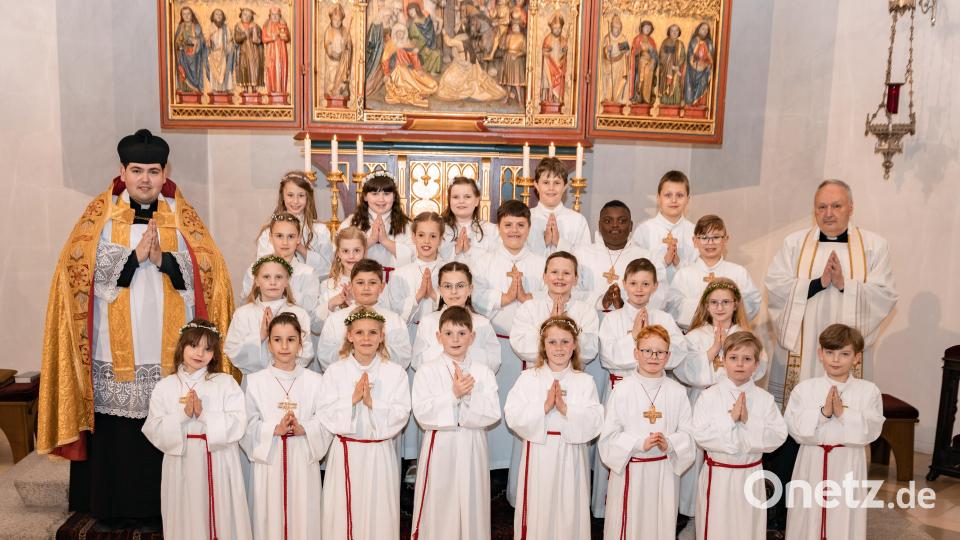 Am 14. Mai traten dann weitere 25 Kinder der Klassen 3a und 3c der Marien-Grundschule erstmals an den Tisch des Herren. Bild: Fotostudio Hummer