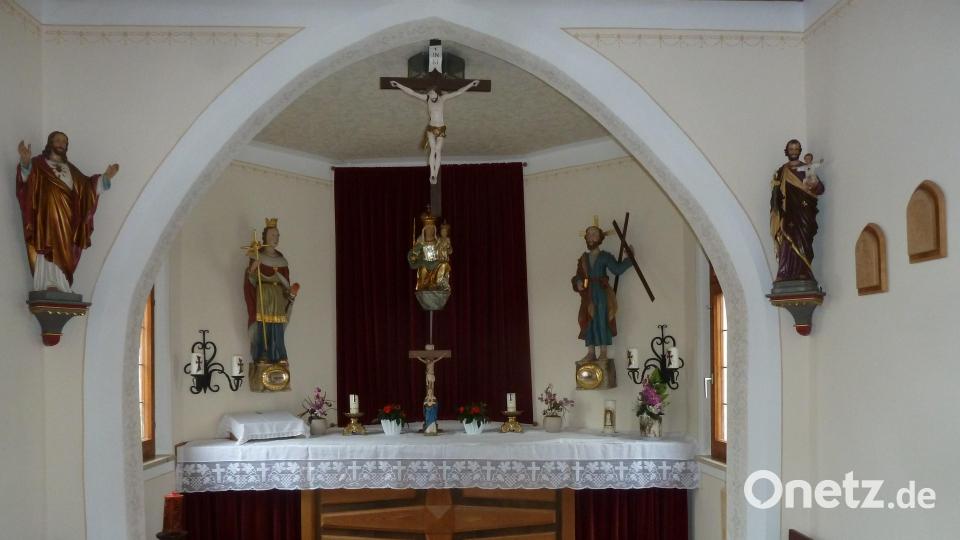 Die Feuerwehr und die Siedlergemeinschaft aus Hermannsreuth brachten die Marienkapelle wieder auf Vordermann. Bild: bir