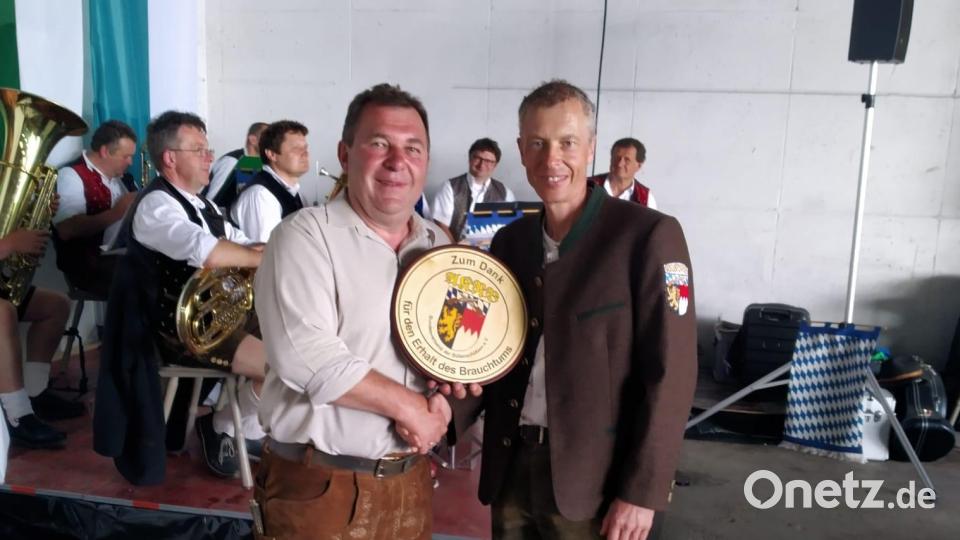 Robert Irlbacher (links) von den &quot;Schlossbergböllern&quot; empfängt die &quot;Dankesscheibe&quot; von Michael Terwart. Bild: Josef Glas