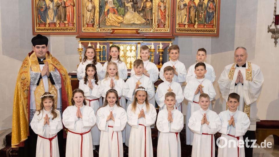 Anfang Mai feierten 17 Kinder der Klasse 3b der Marien-Grundschule Tirschenreuth ihre Erste Heilige Kommunion. Bild: Fotostudio Hummer