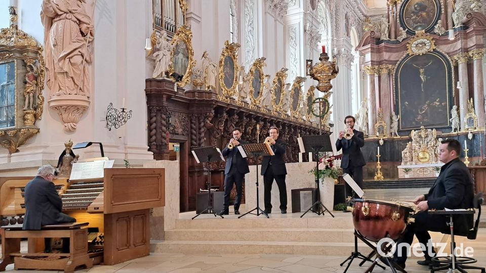 Die Bach-Trompetengala am Sonntag in der Basilika Waldsassen wurde zur besonderen Stunde. Auf der Altarinsel das Ensemble unter Leitung von Arnold Mehl, an der Orgel Prof. Edgar Krapp. Bild: Johannes Röttges/exb