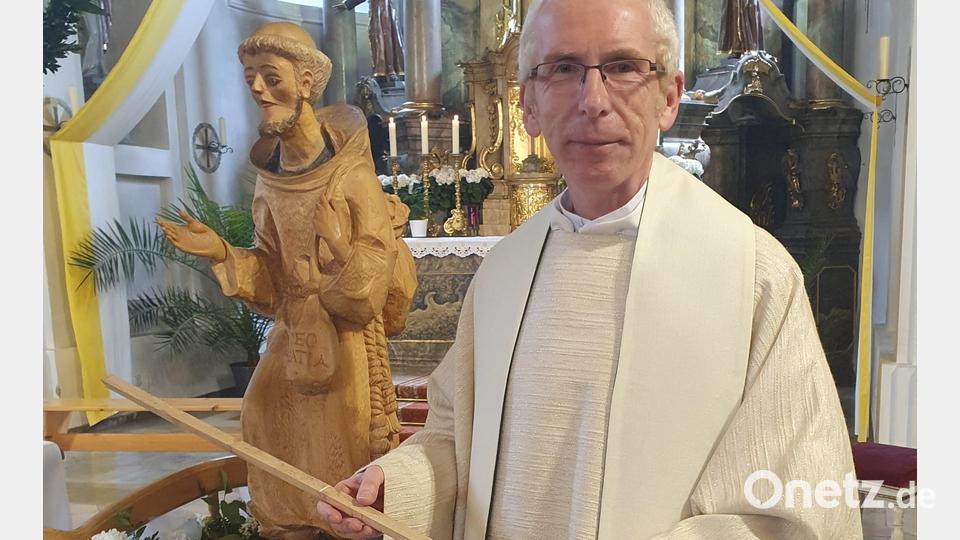 Pater Adalbert Kordas hat zur Veranschaulichung seiner Predigt eine Tuch- und Schneider-Elle mitgebracht. Bild: mas