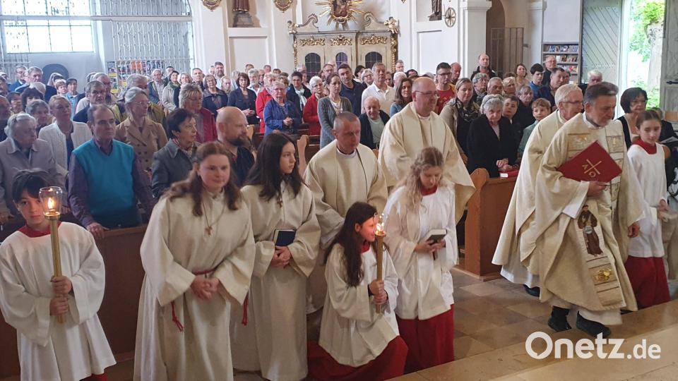Feierlicher Einzug in die geschmückte Felixkirche mit Ministranten und Geistlichkeit. Bild: mas