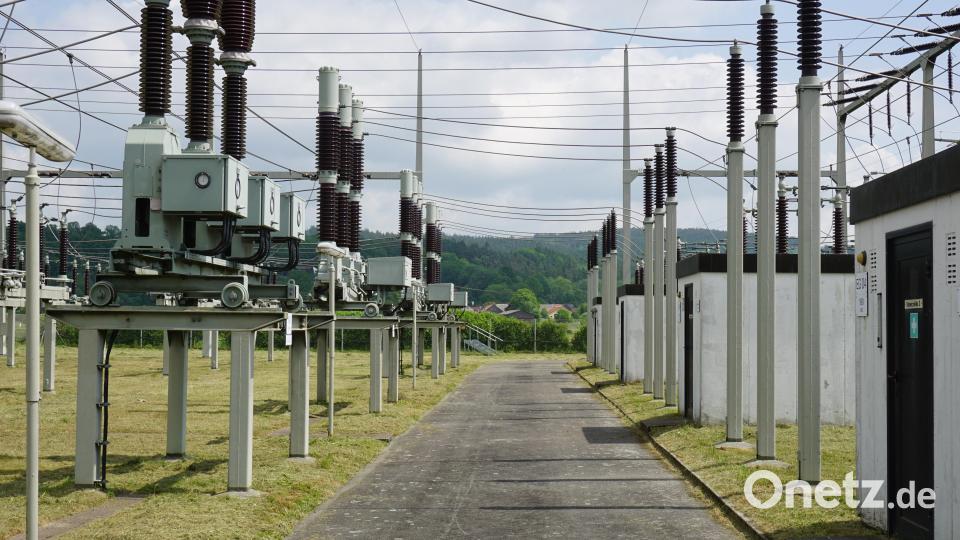 Bayernwerk investiert ein Rekordsumme in das Stromnetz in der Oberpfalz. Das Umspannwerk in Weiden wird derzeit erneuert. Bild: jut