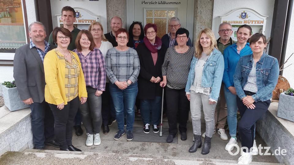Der neue Vorstand des OGV Brand mit (von links) Bürgermeister Bernhard Schindler, Brigitte Hofmann, Stefan Doleschal, Ingrid Kuhbandner, Elisabeth Doleschal, Stefan Sokol, Ines Gutt, Anita Burger, Antje Fröbrich, Drittem Bürgermeister Georg Zaus, Anita Philberth, Michaela Fuhrmann, Zweitem Bürgermeister Christian Drehobel, Liudmyla Erhardt und Katharina Kopp. Bild: Wolfgang Doleschal/exb