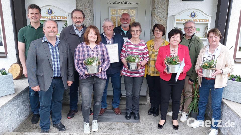 Die Geehrten mit Gästen (von links) Stefan Doleschal, Bürgermeister Bernhard Schindler, Hans Praller, Ingrid Kuhbandner, Georg Zaus, Dieter Pürner, Maria Berger, Brigitte Hofmann, Gertraud Seeliger, Zweiter Bürgermeister Christian Drehobel und Liselotte Erhardt. Bild: Wolfgang Doleschal/exb