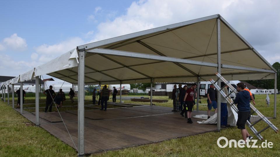 Mit Unterstützung vieler Helfer steht das Barzelt in kürzester Zeit. Auch der Fußboden ist in Windeseile verlegt. Bild: fla