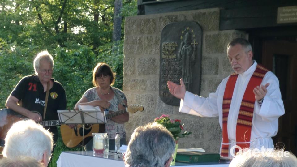 Stadtpfarrer Josf Irlbacher beim Freiluftgottesdienst am Buchbergkircherl, musikalisch gestaltet von Sabine und Hans Weiß. Bild: sh