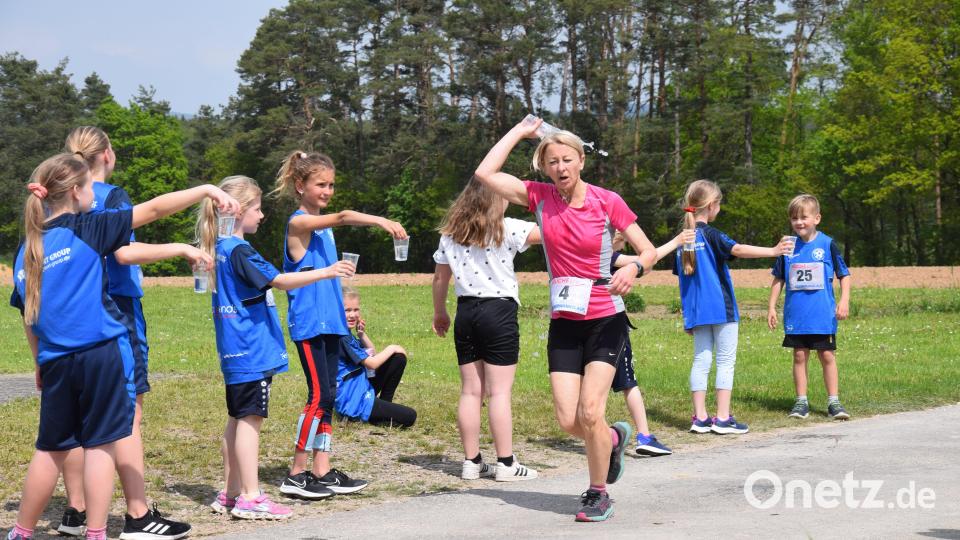 Noch schnell ein Becher Wasser für Marion Fuchs von der LSG Edelsfeld wenige hundert Meter vor dem Zieleinlauf. Sie gewann
die Damenwertung in 19:32 Minuten. Bild: bö