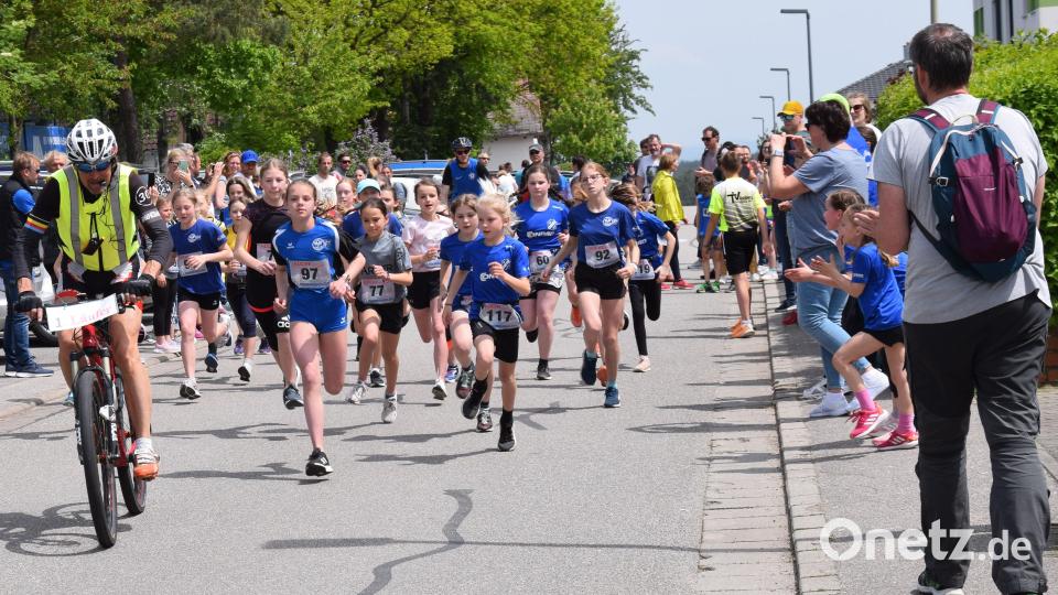 Alle jagen Peter Schuller (links mit dem Fahrrad) hinterher. Seit über 20 Jahren fährt er beim Jedermannslauf in Ebermannsdorf dem Feld mit dem Fahrrad voraus. Bild: bö