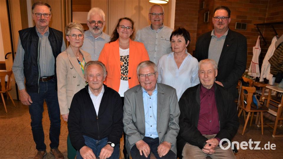 Langjährige Mitglieder ehrte der TSV Pechbrunn-Groschlattengrün bei der Generalversammlung. Sitzend von links Udo Meier, Hermann Pöhlmann und Heiner Krützfeldt sowie stehend von links Herbert Schübel, Vorsitzende Doris Reiß, 
Gerald Schwan, Anja Sommerer, Peter Rubner, Gabi Müller und Bürgermeister Stephan Schübel. Bild: jr