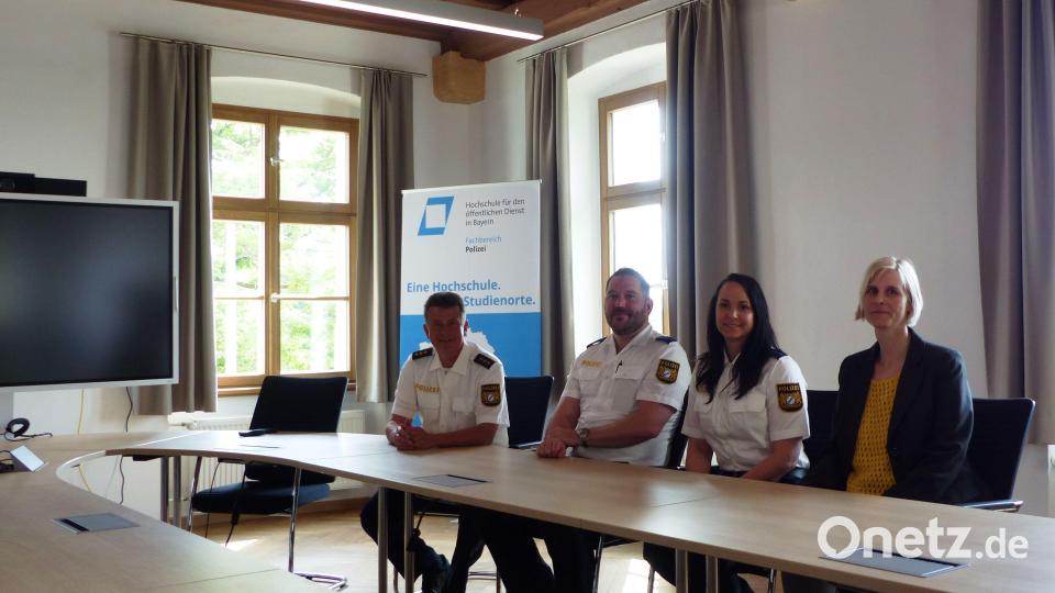 Das alte Lehrerzimmer des Ungarischen Gymnasiums wurde auch wieder Konferenzraum der neuen Polizeifachhochschule Kastl (von links): Hausherr Polizeidirektor Markus Ixmeier, die Polizeihauptmeister Sebastian Kunkel und Eva Maria Schröter und die stellvertretende Leiterin der Kastler Polizeifachhochschule, Regierungsdirektorin Marion Irlbacher aus Hohenburg. Bild: jp