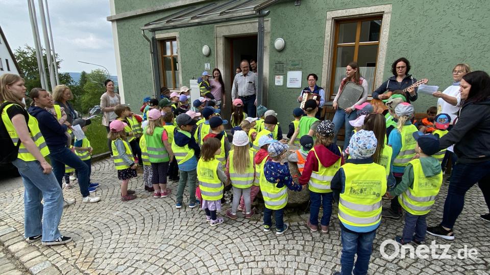Die Kinder machen Station beim Bürgermeister am Rathaus ... Bild: Josef Glas