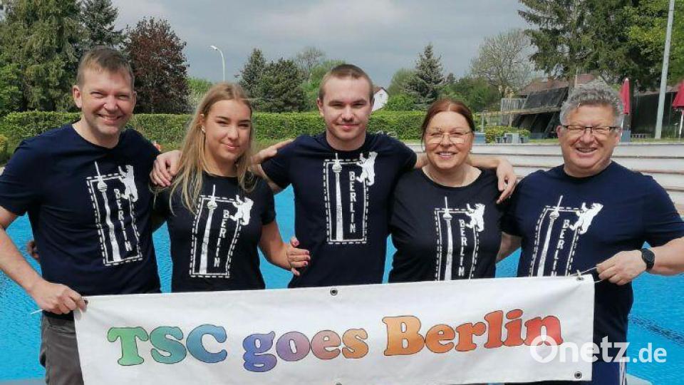 Große Freude herrscht beim Trainer und Betreuerstab des TSC über das Abschneiden von Hanna Hirsche und Fynn Legat bei den Deutschen Jugendmeisterschaften in Berlin. Von links: Co- Trainer Leonhard Fütterer, Hanna Hirsche, Fynn Legat, TSC-Vorsitzende Barbara Legat-Kasel und Trainer German Helgert Bild: rbg
