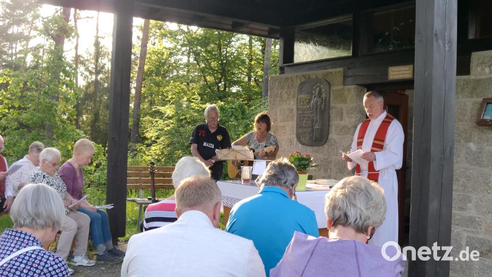 Stadtpfarrer Josf Irlbacher zelebriert den Freiluftgottesdienst am Buchbergkircherl, musikalisch gestaltet von Sabine und Hans Weiß. Bild: sh