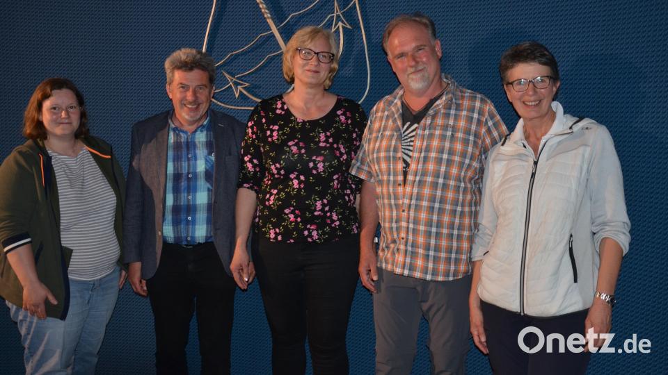 Freuten sich über eine erfolgreiche Filmvorführung (von links): die Vertreter der Evangelischen und Katholischen Erwachsenenbildung, Christina Ponader, Hans Bräuer, Bettina Hahn, Pilgerbegleiter Michael Kaminski und Filmemacherin Gabi Röhrl. Bild: Kunz