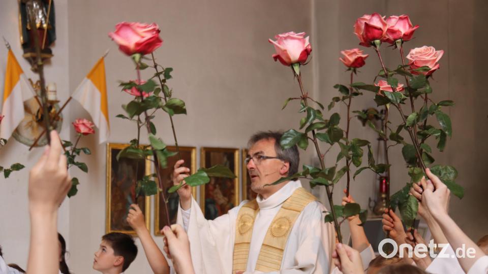 Bei der Dankandacht haben die Kinder mit einer Rose in der Hand Jesus in der Monstranz verehrt und das Lied &quot;Wir beten dich an, unsern Herrn, unsern Gott, preisen deine Größe, deine Gegenwart&quot;. Bild: Pfarrei Erbendorf/exb