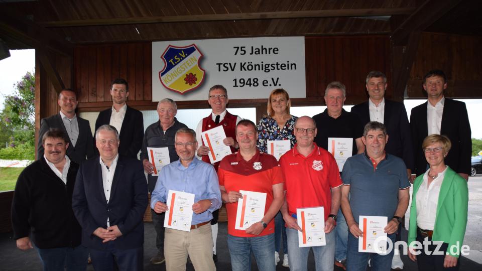 Die Mitglieder des TSV Königstein, die ihrem Verein seit 50 Jahre die Treue halten: Jörk Kaduk, Joachim Meidenbauer, Fritz Hagerer, Siegfried Lederer, Angela Scheibeck, Lothar Schupfner, Christian Koch, Martin Lederer (hinten von links), Albert Kellner, Richard Reisinger, Jörg Melchner, Bernhard Pirner, Kurt Pirner, Walter Neuberger und Barbara Hernes (vorne von links). Bild: wku