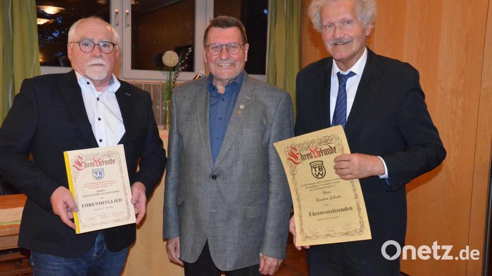 Herbert Tischler (Mitte) überreicht Hans-Georg Allertseder (links) und Bernhard Schlicht die Ehrenurkunden. Bild: Kunz