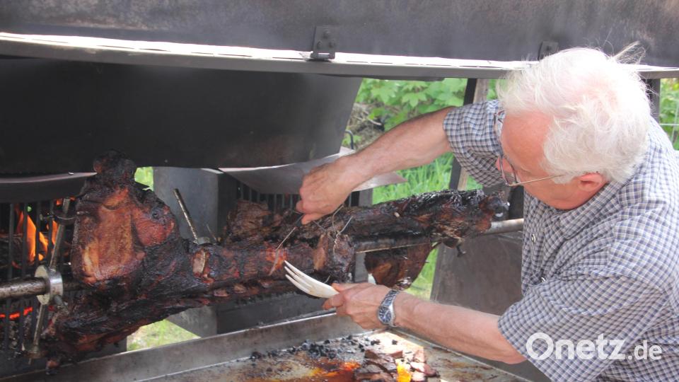 Ein kulinarischer Renner war Wildschwein am Spieß. Bild: kro