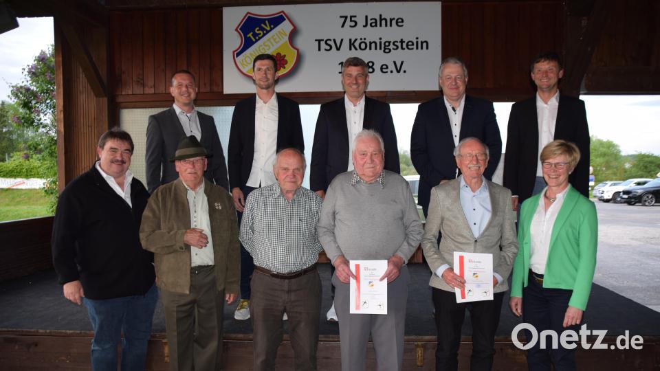 Die geehrten Gründungsmitglieder (vorne, ab Zweiter von links: Horst Leib, Georg Blendinger, Georg Rösel und Franz Pesold. Bild: wku